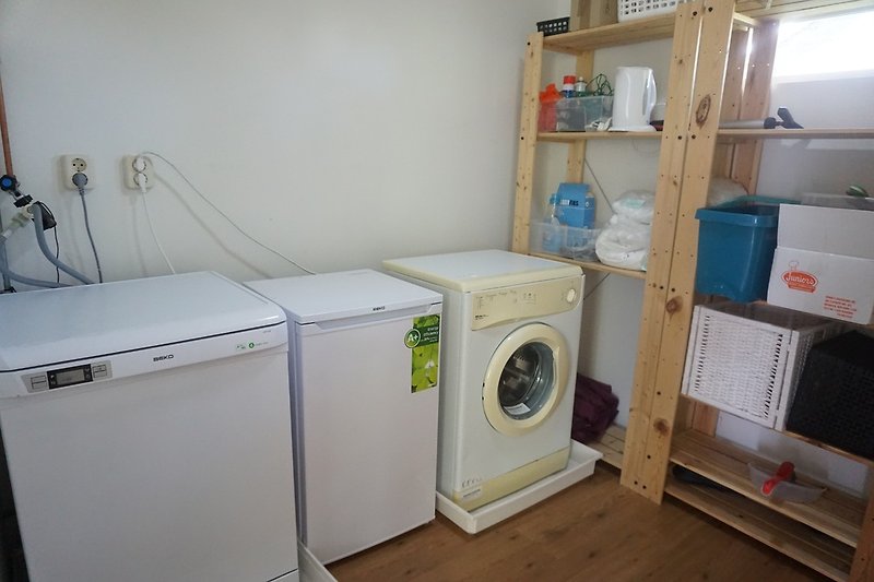 Raum mit Waschmaschine, Spülmaschine und Gefrierschrank