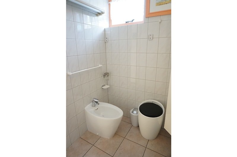 Modernes Badezimmer mit eleganten Sanitäranlagen.