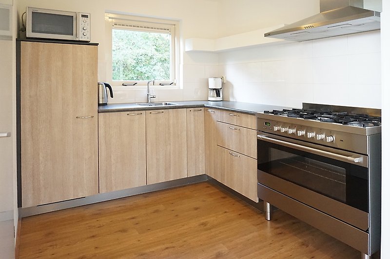 Moderne Küche mit Holzakzenten, Granit-Arbeitsplatte und Gasofen.