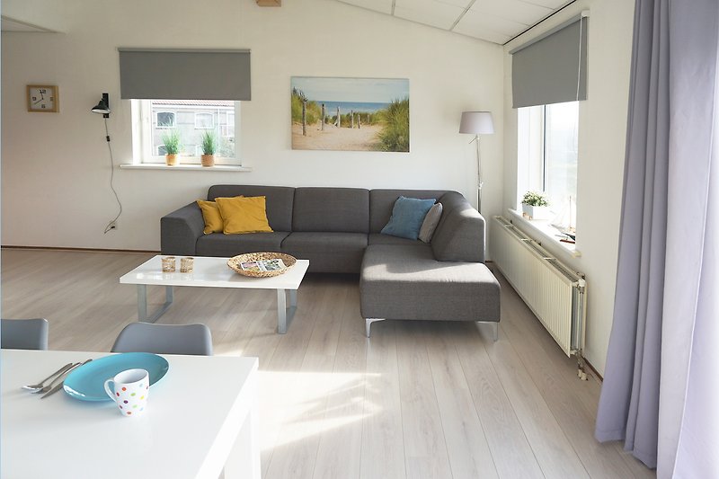 Gemütliches Wohnzimmer mit Holzmöbeln, gemütlicher Couch und stilvollem Bilderrahmen.
