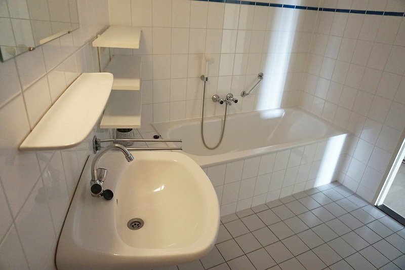 Schwarze Toilette und lila Waschbecken in modernem Badezimmer.