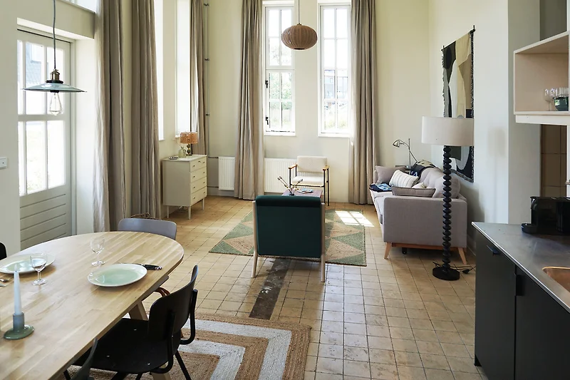 Stilvolle Einrichtung mit eleganter Beleuchtung und Holzmöbeln.