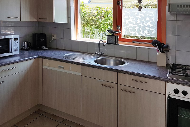 Moderne Küche mit Holzoberflächen, Granit-Arbeitsplatte und stilvollem Design.