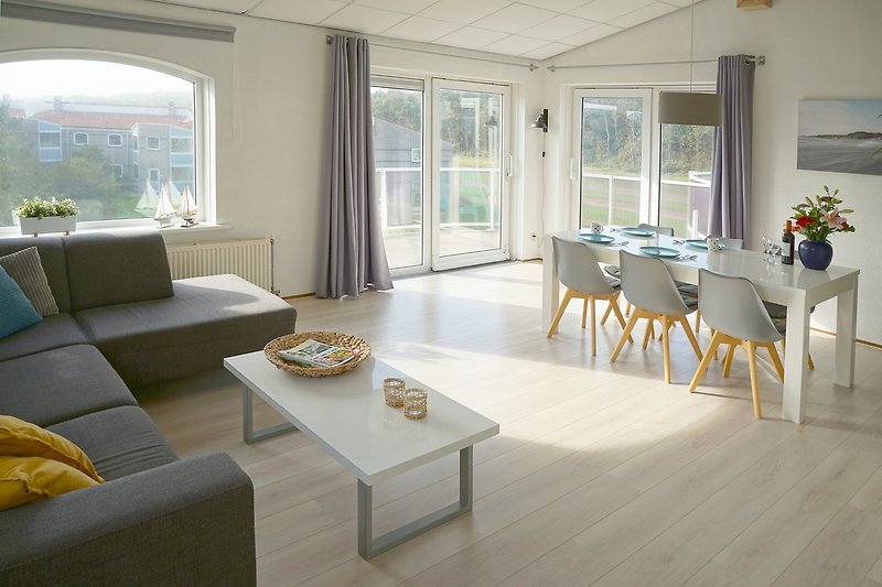 Schönes Wohnzimmer mit Holzmöbeln, Couch und Fenster.