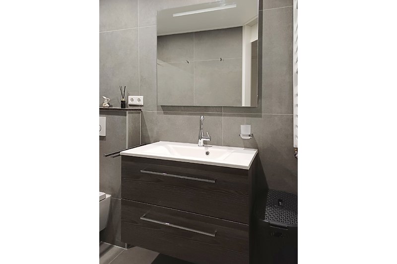 Ein stilvolles Badezimmer mit elegantem Design und hochwertigen Möbeln.