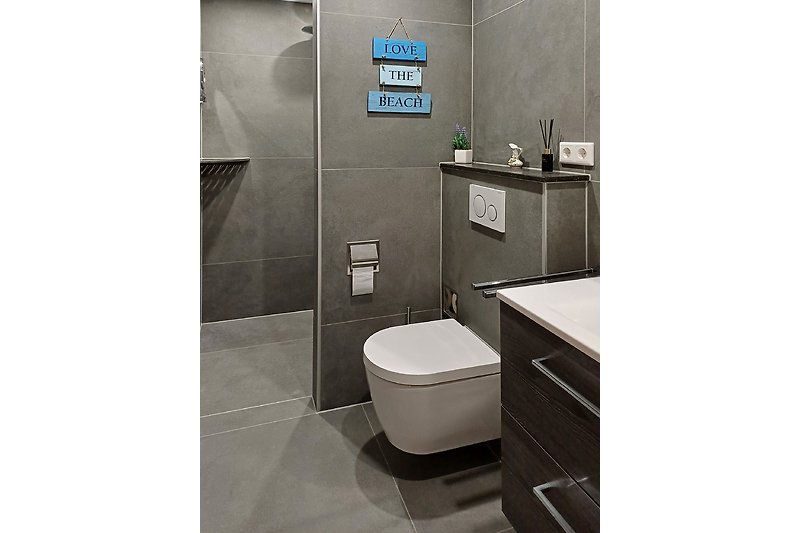 Moderne Badezimmerausstattung mit stilvollem Design und hochwertigen Materialien.