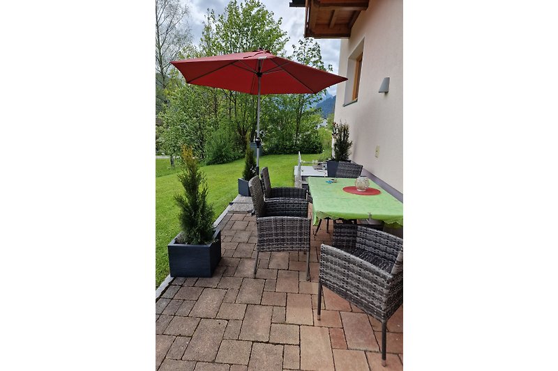 Terrasse und Garten vor dem Haus