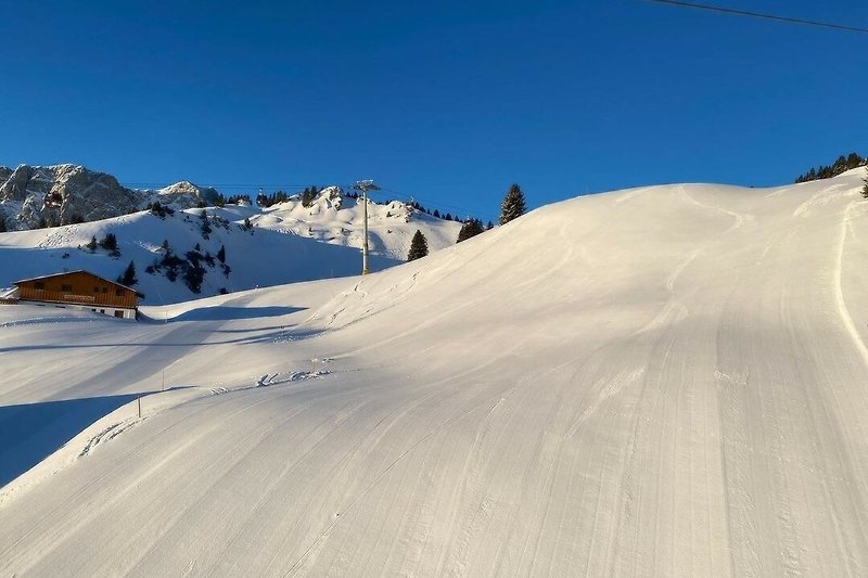 Bergwelt Hahnenkamm Skigebiet.