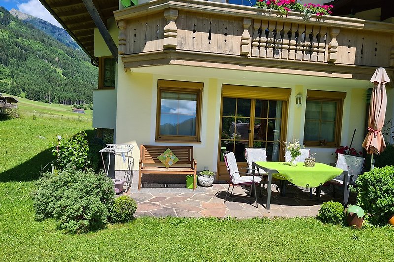 Ferienhaus mit idyllischem Garten und gemütlicher Terrasse.
