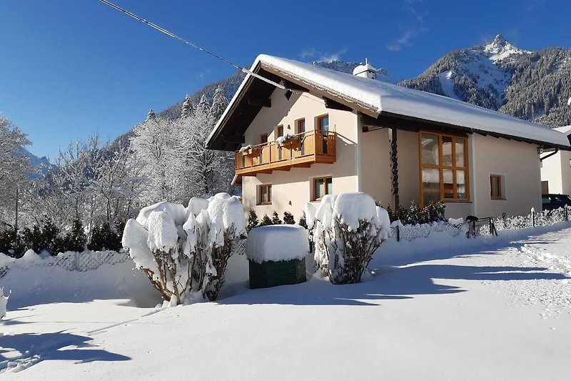 Haus Berta  im Hintergrund "Bergwelt Hahnenkamm"