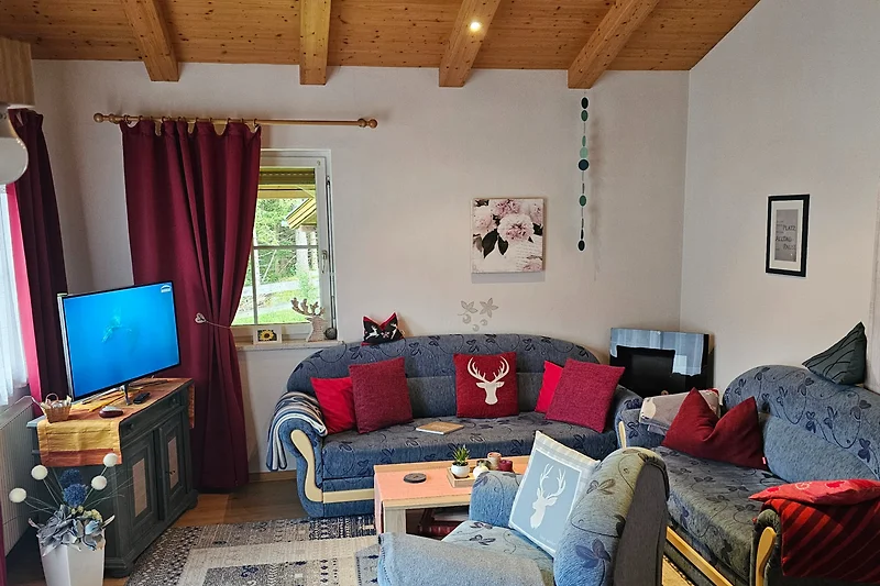 SÜDBALKONWOHNUNG: Wohnzimmer offenes Giebeldach