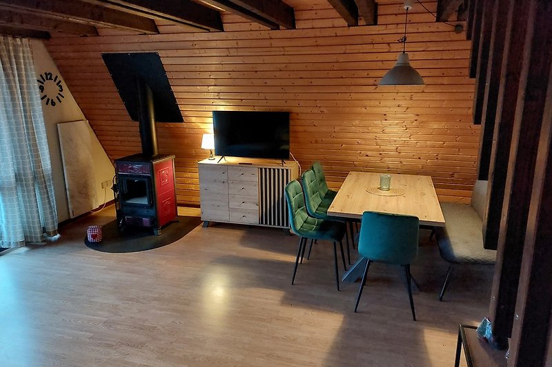 Einladendes Wohnzimmer mit Holzmöbeln und Fernseher.