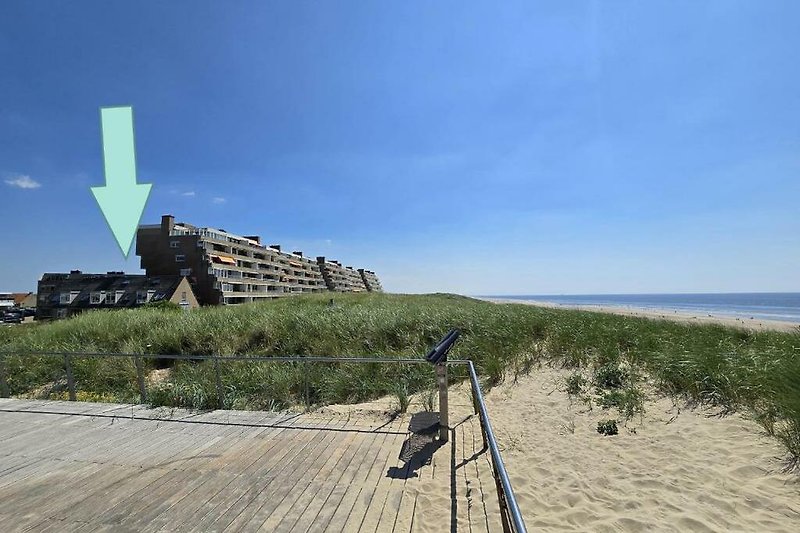 Küste mit Sandstrand und Meerblick.