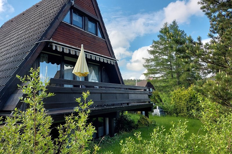 Gemütliches Landhaus mit Holzfassade, Garten und malerischer Landschaft.