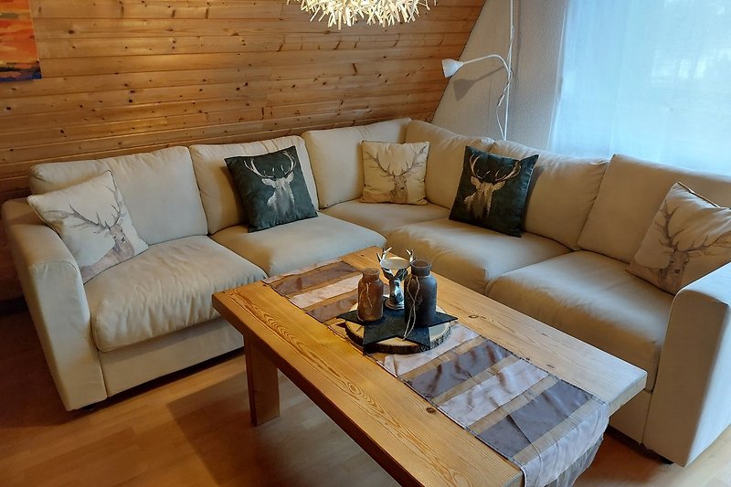 Wohnzimmer mit bequemer Couch, Holzmöbeln und stilvollem Design.