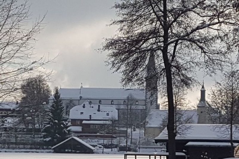 Blick auf die Kirche im Winter