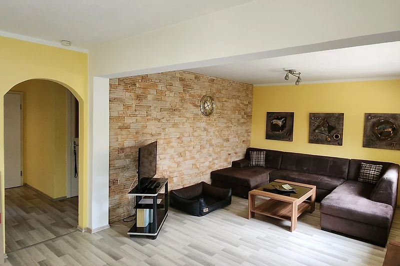 Wohnbereich mit Sofa und Holzdetails