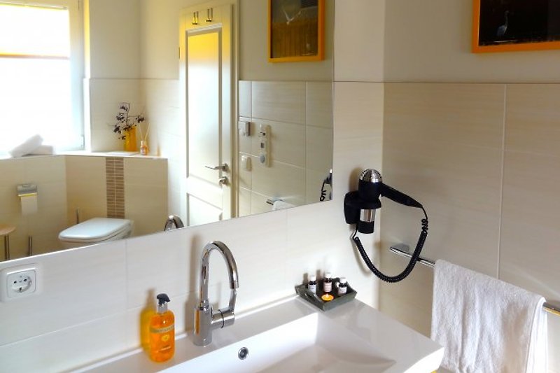 Jasna łazienka na parterze: prysznic Raindance, sauna + stacja iPod.