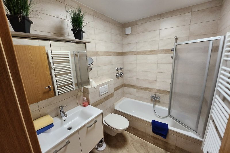 Gemütliches Badezimmer mit lila Akzenten und stilvoller Einrichtung.