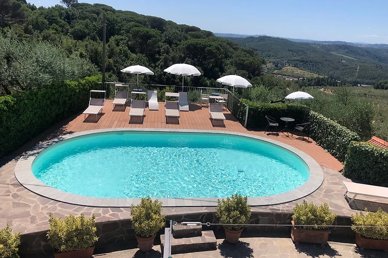 Poollandschaft mit Sonnenliegen im Eco-Resort der lebendigen Stadt.