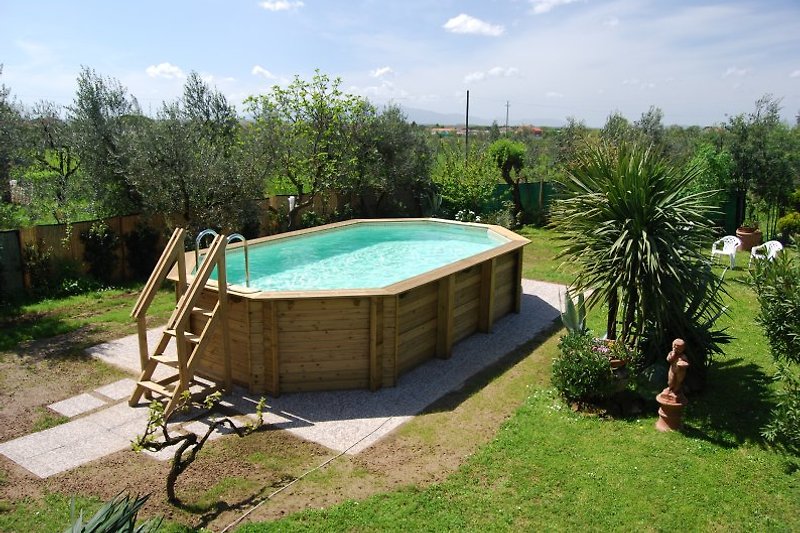 la piscina in giardino