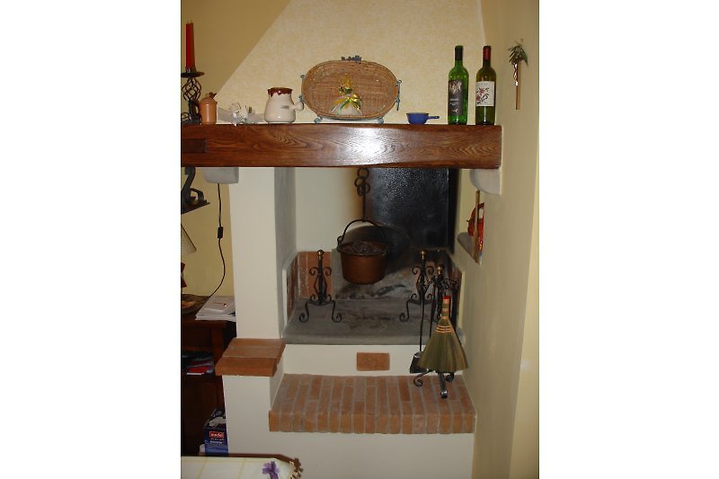kominek w kuchni połączonej z salonem