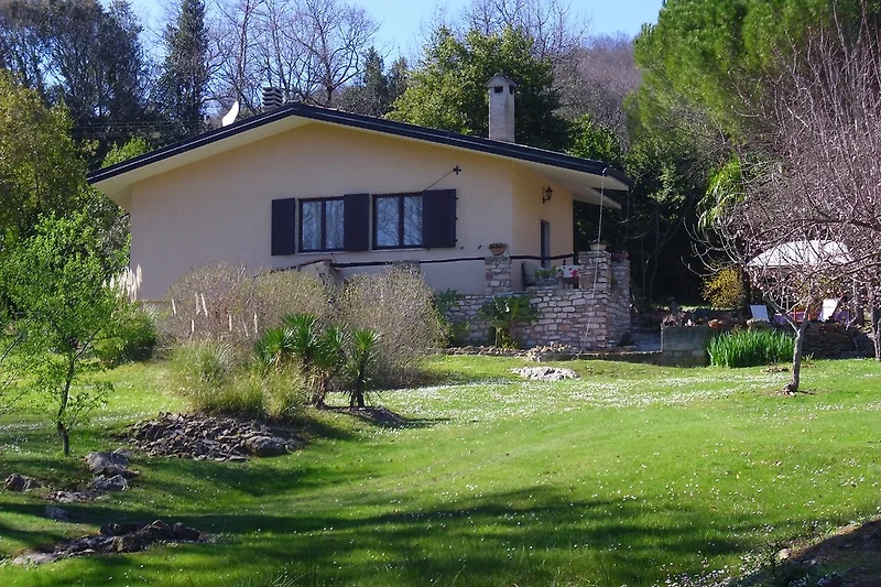 Villetta Frarima is een charmant vakantiehuis gelegen in een rustige en pittoreske omgeving. Het huis is omgeven door een weelderige tuin vol bloeiende planten en bomen, wat een perfecte plek biedt voor ontspanning en vermaak. Het interieur van het huis i