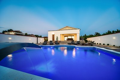  Stone villa with heated pool 