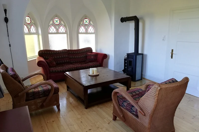 Vom Wohnzimmer mit Kamin und Fernseher haben Sie eine fantastische Aussicht.