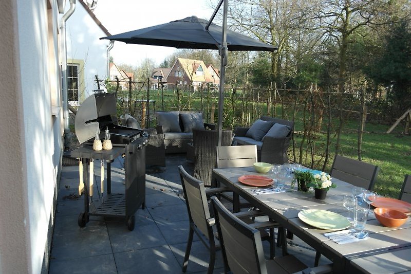 eingezäunten Garten mit Grill (Weber)