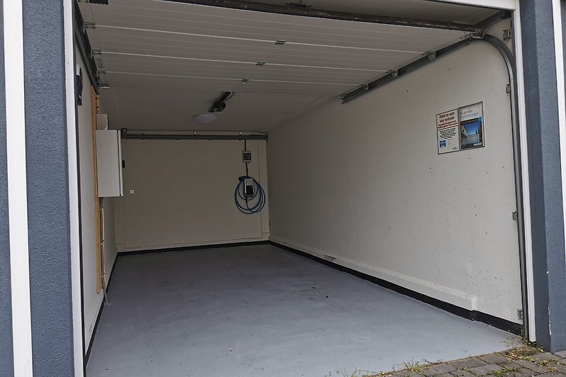 private Garage mit Lademöglichkeit. Auf Anfrage verfügbar.