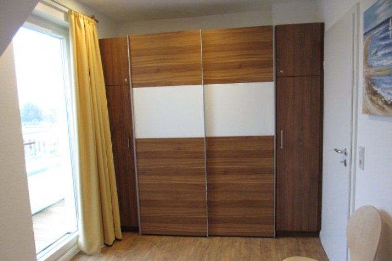 Schlafzimmer mit großem Wandschrank, Loggia