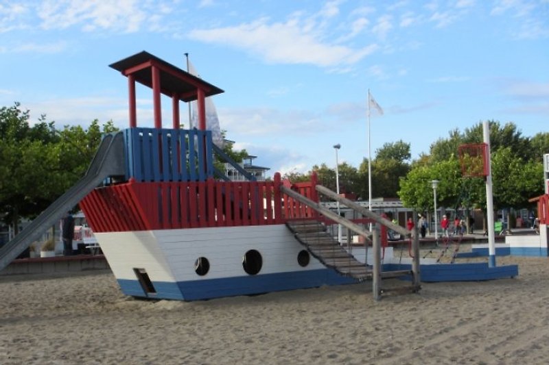 Strandspielplatz mit Piratenschiff 'Grobi'