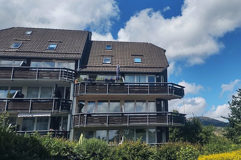 Gemütlicher Balkon (Mitte), rechts der Wurmberg
