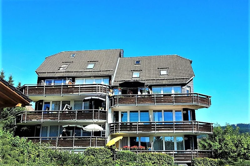 Hausansicht im Sommer