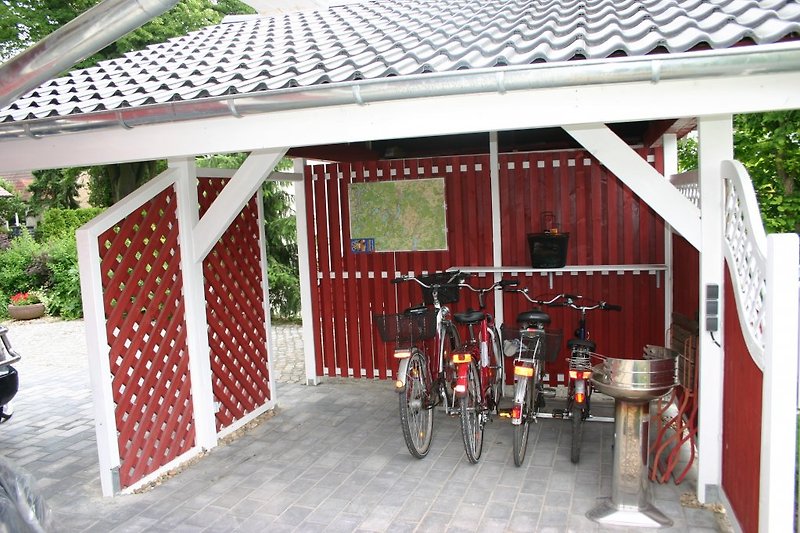Bicycle garage, grill, ping pong table, garden games.