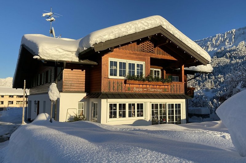 Haus Narzisse - Winterliches Ferienhaus mit verschneitem Dach