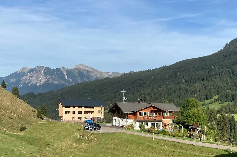 Haus Narzisse mit neuem Straußberghof. Im Hintergrund das Nebelhorn
