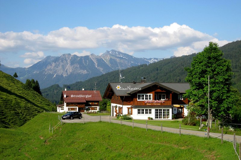 Haus Narzisse mit Straußberghof