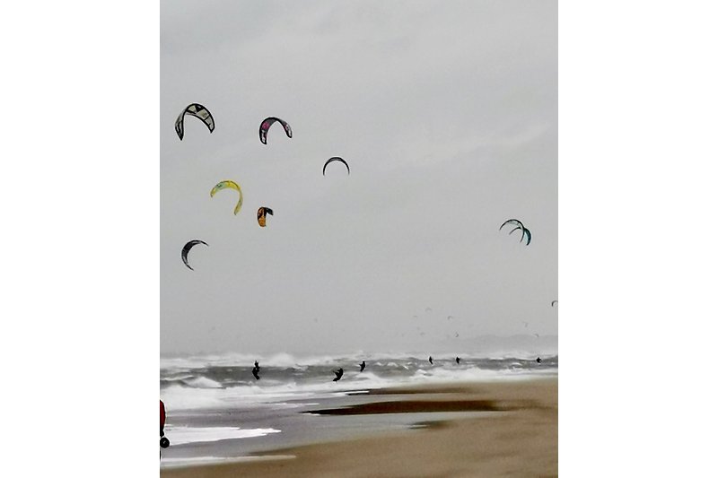 Kitesurfen am Strand 