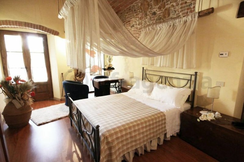 Gemütliches Schlafzimmer mit bequemem Bett und stilvoller Dekoration.