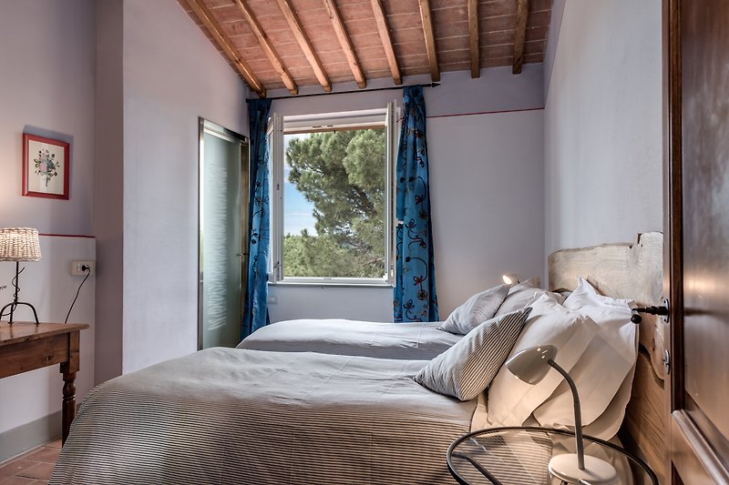 Verbringen Sie Ihren Urlaub in diesem stilvoll eingerichteten Schlafzimmer mit gemütlichem Bett und entspannen Sie sich.