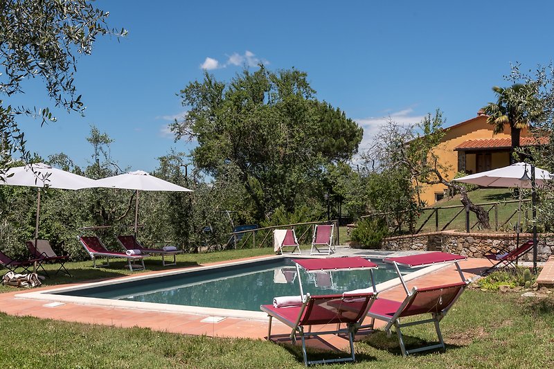 Verbringen Sie Ihren Urlaub in diesem Ferienhaus mit Pool und Blick auf die Landschaft.