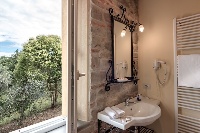 Entspannen Sie im stilvollen Badezimmer mit modernem Waschbecken und genießen Sie die Ruhe.