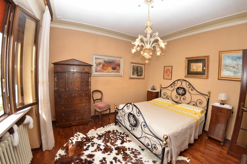 Gemütliches Schlafzimmer mit stilvollen Möbeln und Holzboden.