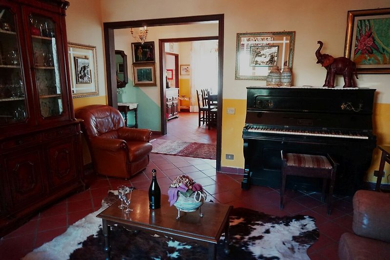 Gemütliches Wohnzimmer mit Klavier