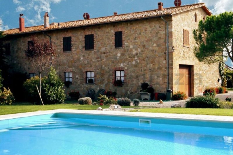 Typisch toskanisches Bauernhaus mit Pool und gemauerter Treppe