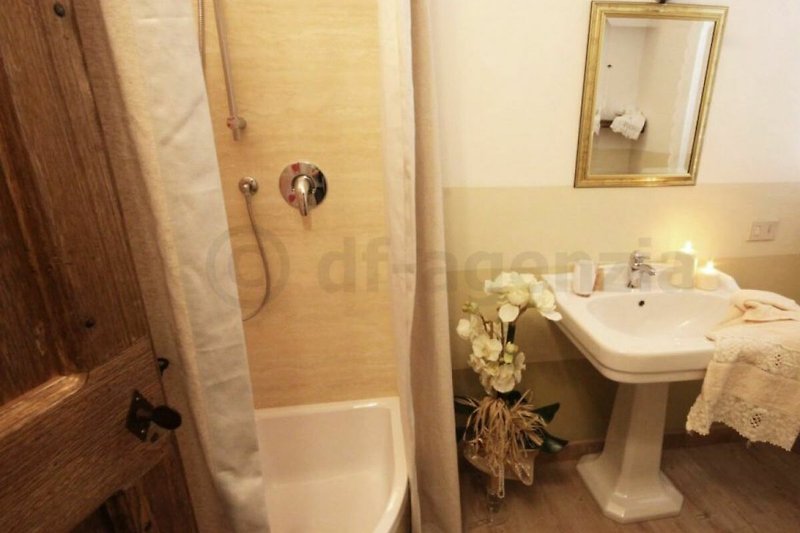 Schönes Badezimmer mit Spiegel, Waschbecken und Dusche