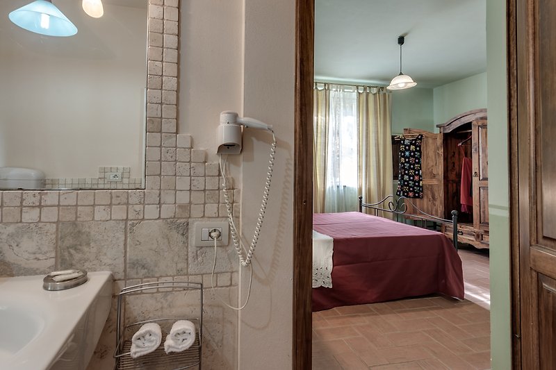 Entspannen Sie im stilvollen Badezimmer mit modernem Waschbecken und genießen Sie die Ruhe und den Komfort.