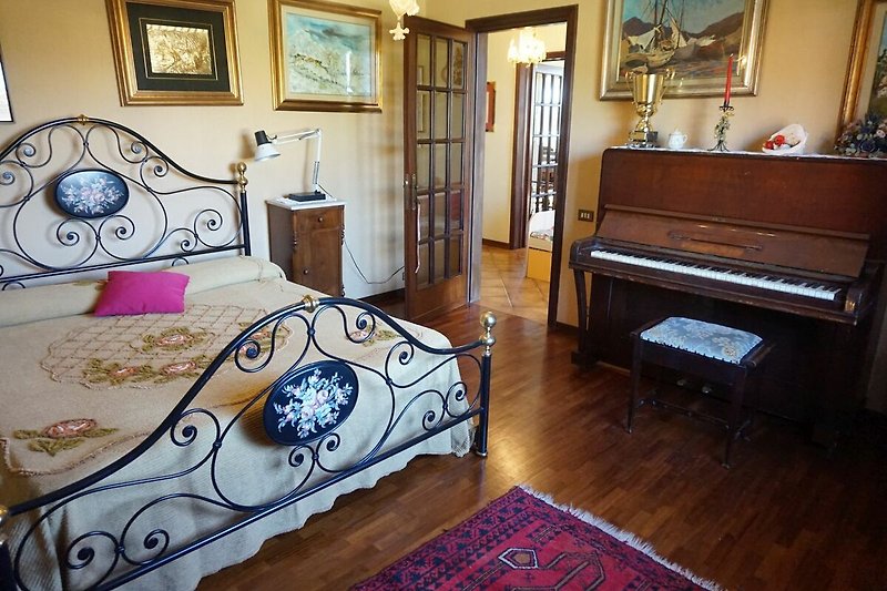 Gemütliches Schlafzimmer mit einem Doppelbett
